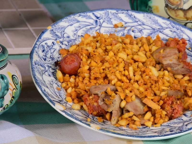 Las migas de pastor es un plato tradicional catalogado como de “aprovechamiento”, muy típico de Alberche del Caudillo (Toledo).  Lo cocinaban los pastores en sus chozos o en las labranzas en el campo al fuego, con leña de retama o encina. Una vez cocinadas, se degustaban con cuchara de madera de fresno entre todos los presentes directamente de la cazuela a la boca. Hoy día se ha convertido en un plato tradicional, que se ha ido trasmitiendo a través de las generaciones, convirtiéndose en un plato típico para la degustación de los mejores paladares. Migas de pastor - Alberche del Caudillo